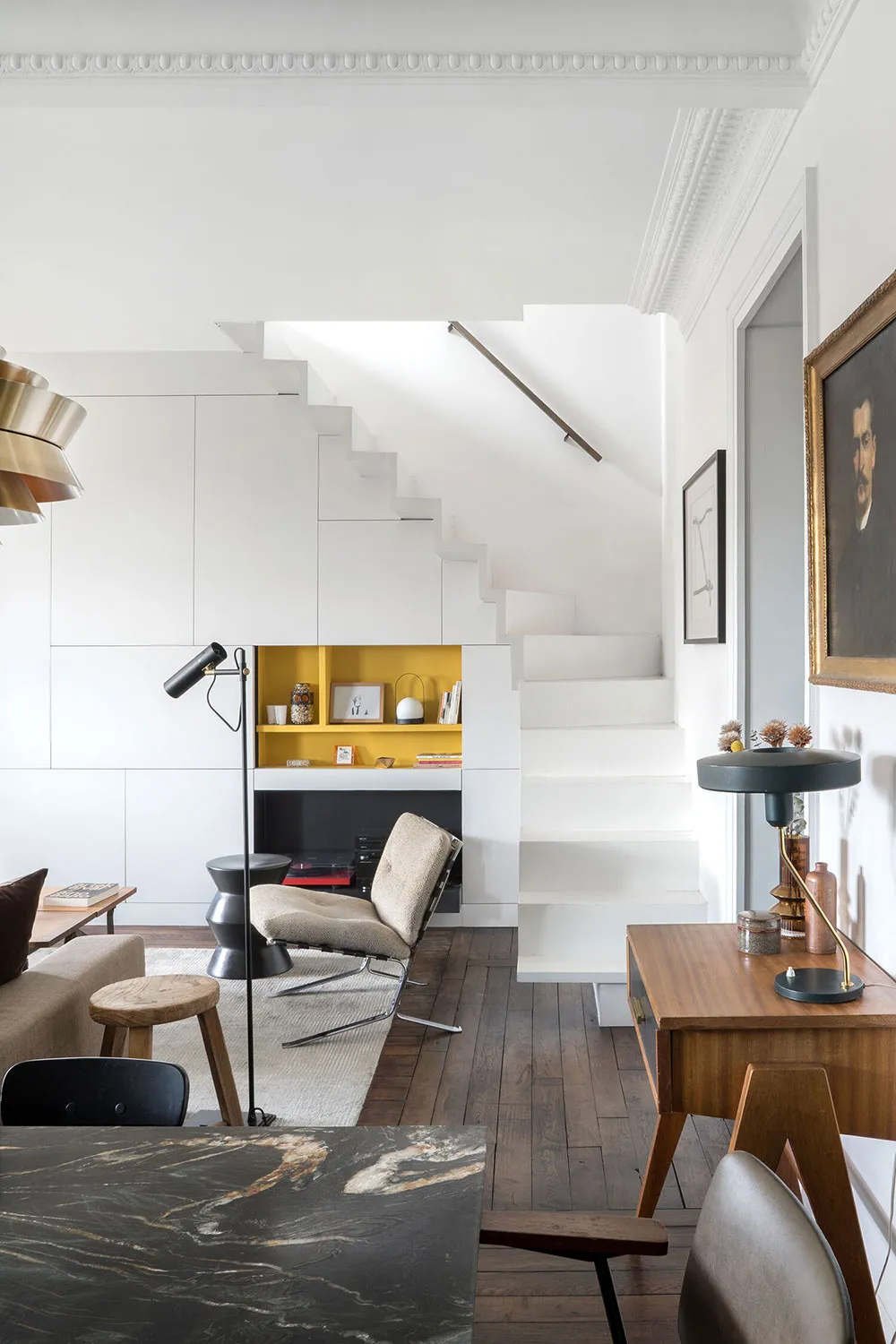 Klassische Fenster und moderner Dekor: Die Wohnung eines Designers in Paris - 2