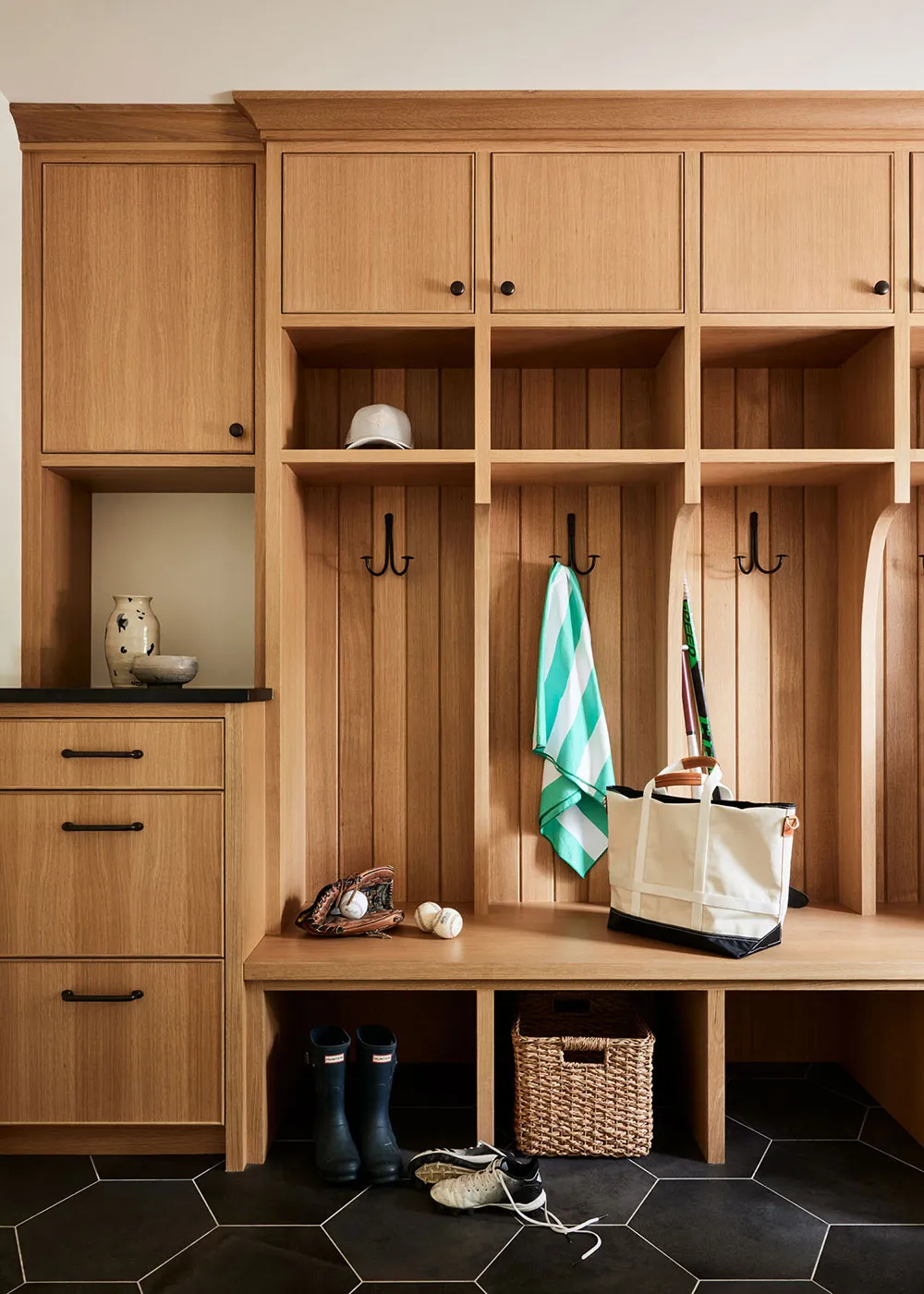 Diseño de interiores de una casa rural en Minnesota inspirada en los acogedoros pubs ingleses - Gallery image 21