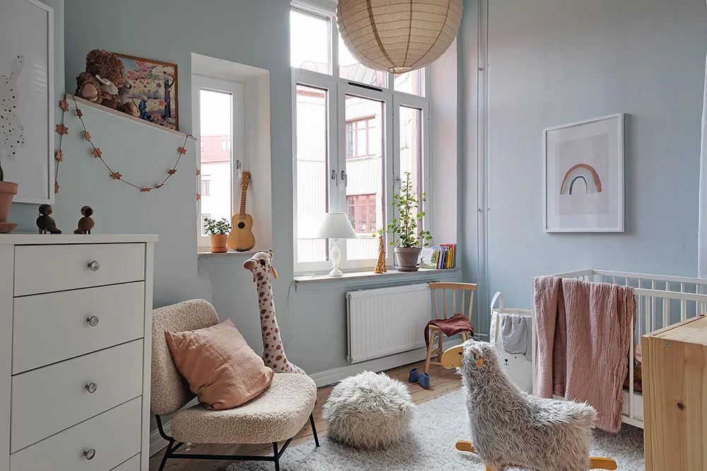 Angenehmes Zusammenspiel von kühlen und warmen Tönen in einer skandinavischen Wohnung (81 qm) - Gallery image 14