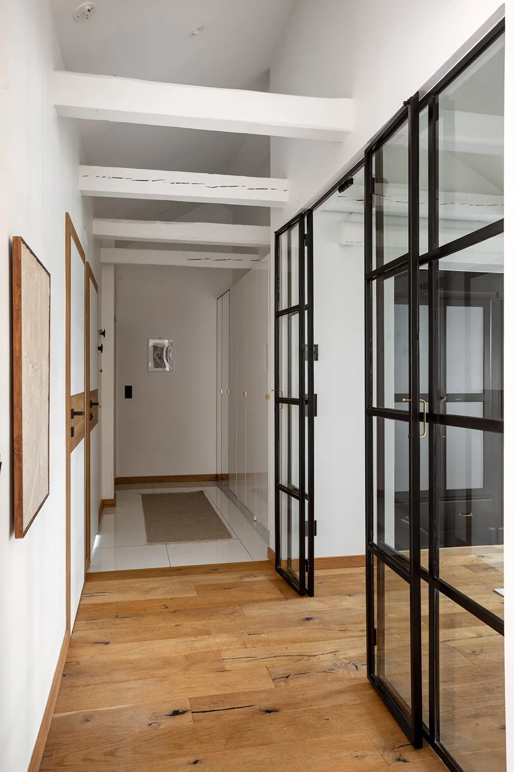 Шведська мансарда зі світлими інтер'єрами та модним декором (74 кв. м) - Gallery image 28