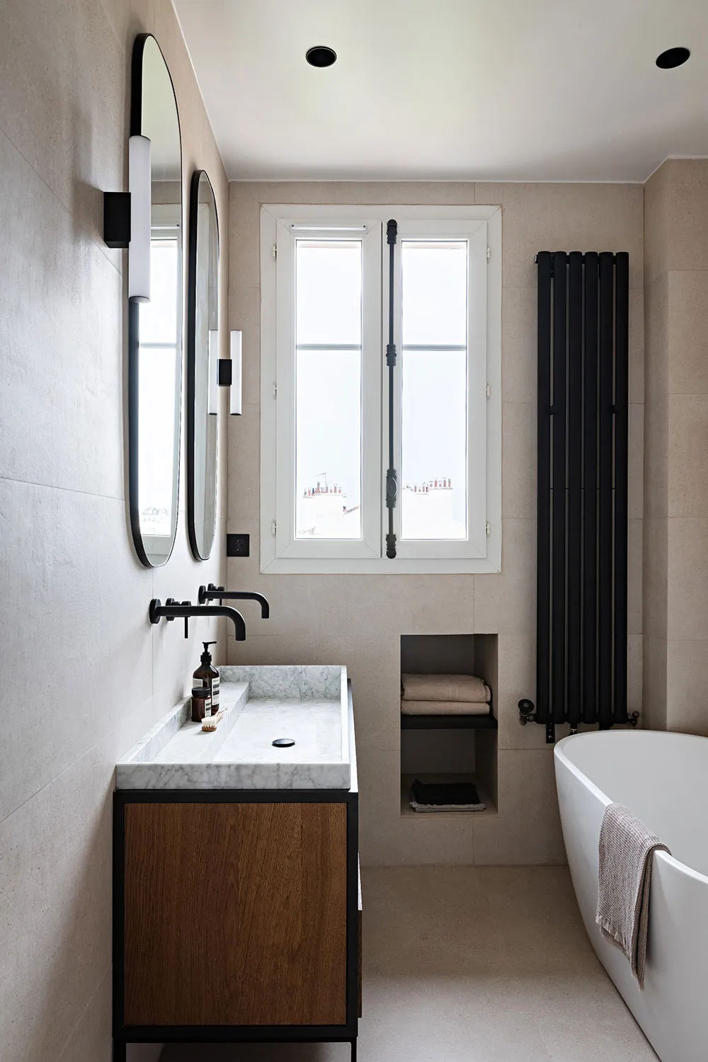 Diseño de interior en blanco y negro de un apartamento de dos plantas en París - Gallery image 16