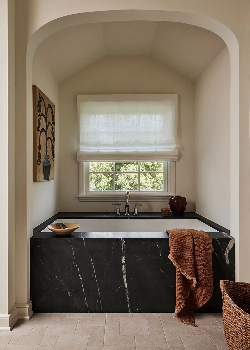 Diseño de interiores de una casa rural en Minnesota inspirada en los acogedoros pubs ingleses - Gallery image 18