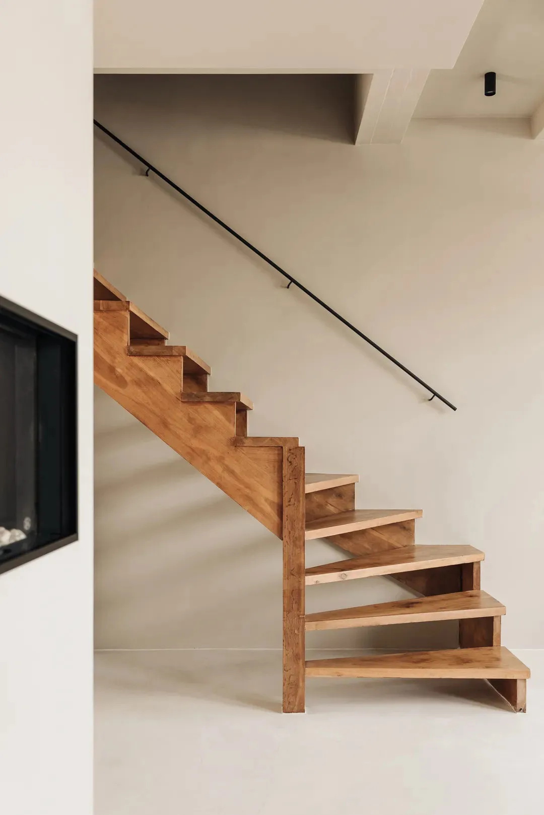 Diseño minimalista cálido en la decoración de un apartamento en una casa junto al canal en Ámsterdam - Gallery image 17