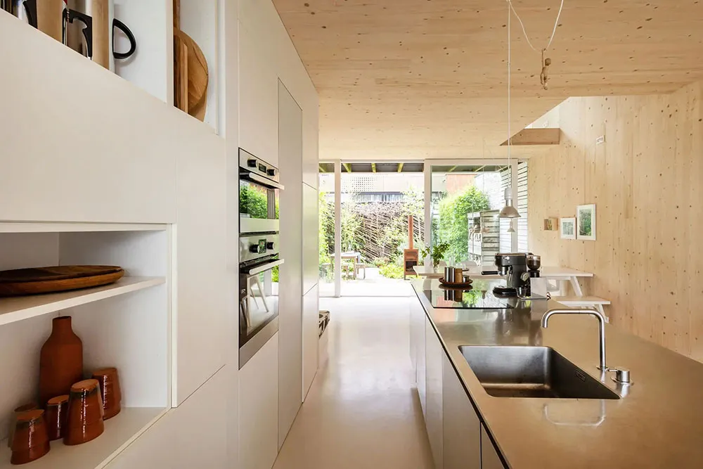Calor de madera natural en el diseño de un townhouse moderno en Ámsterdam - Gallery image 10