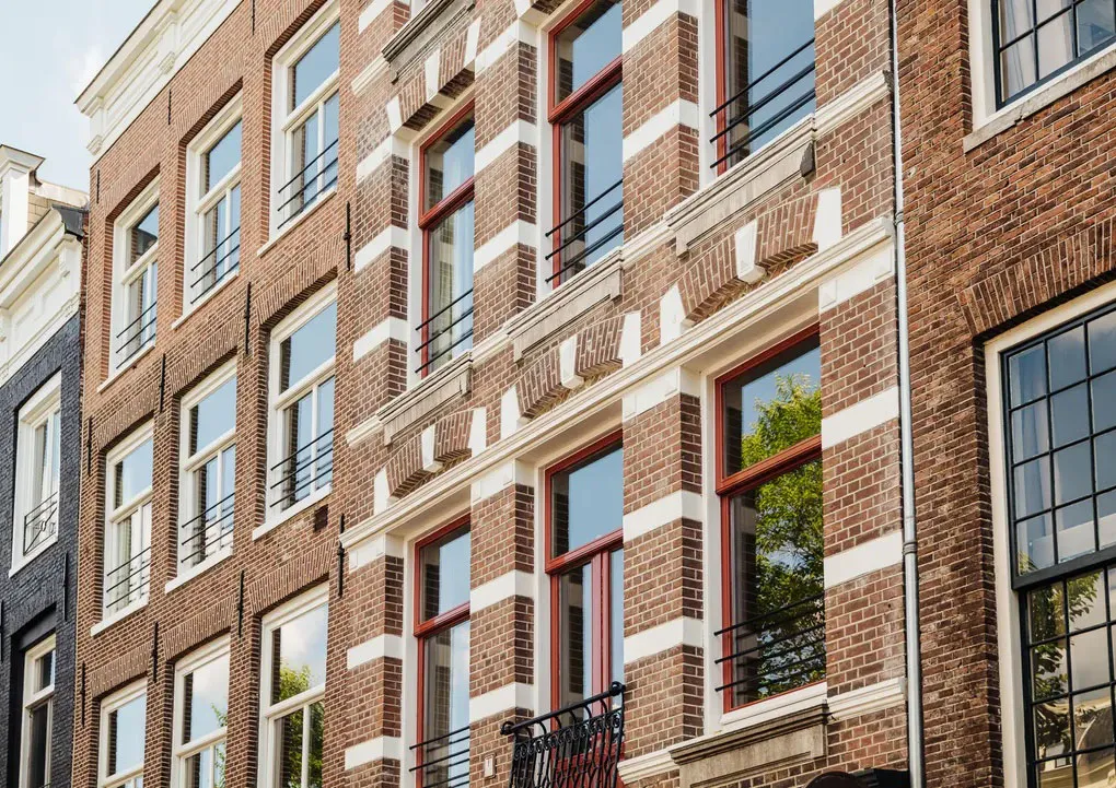 Diseño minimalista cálido en la decoración de un apartamento en una casa junto al canal en Ámsterdam - Gallery image 2