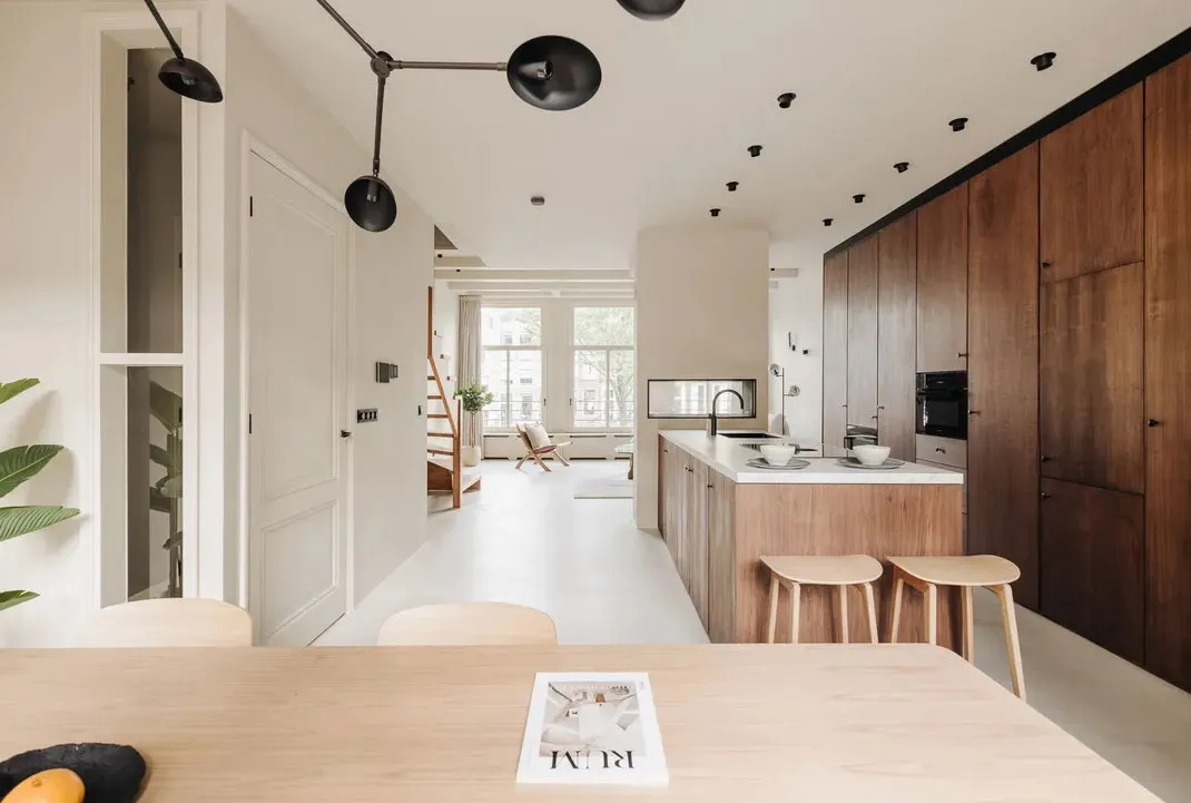 Diseño minimalista cálido en la decoración de un apartamento en una casa junto al canal en Ámsterdam - Gallery image 5