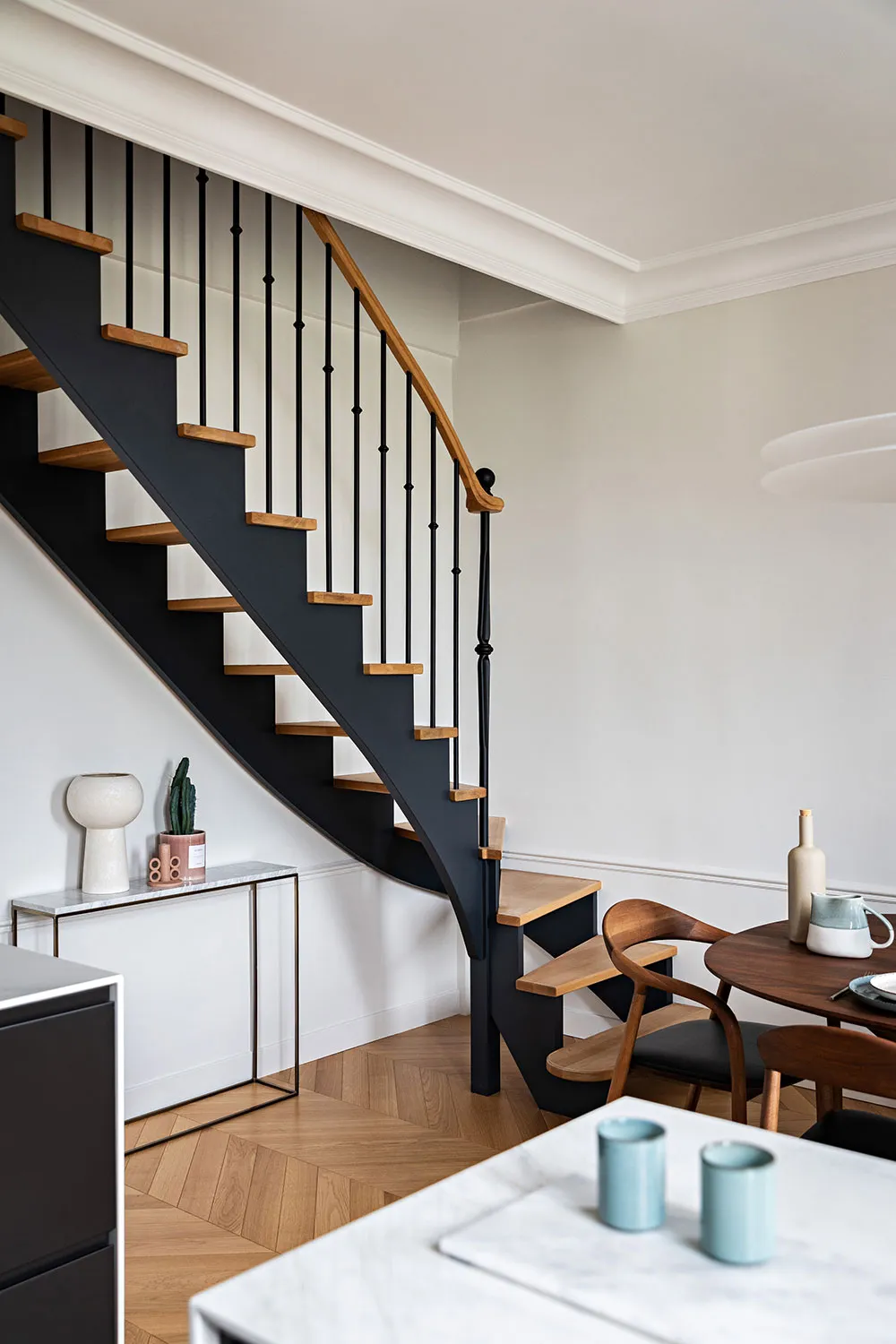 Diseño de interior en blanco y negro de un apartamento de dos plantas en París - Gallery image 9