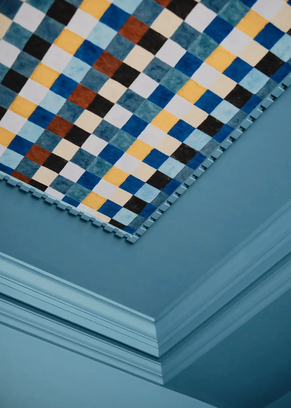 Art, Bold Accents, and English Design: A Townhouse in London - Gallery image 3