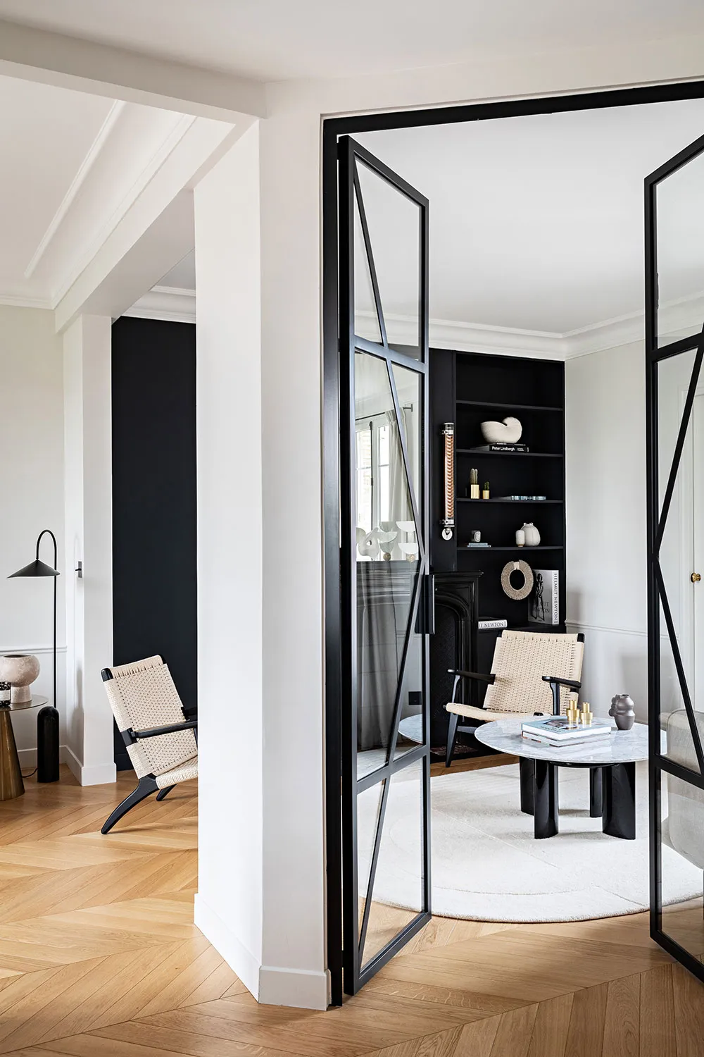 Diseño de interior en blanco y negro de un apartamento de dos plantas en París - Gallery image 22