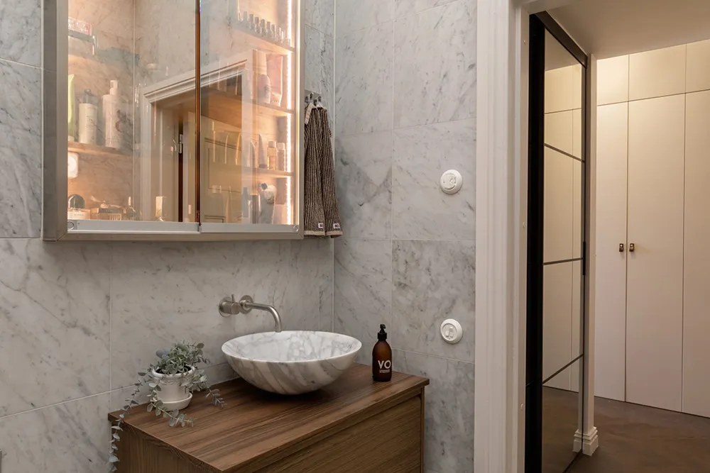 Petite appartement en tons beiges avec intérieurs élégants (33 m²) - Gallery image 13