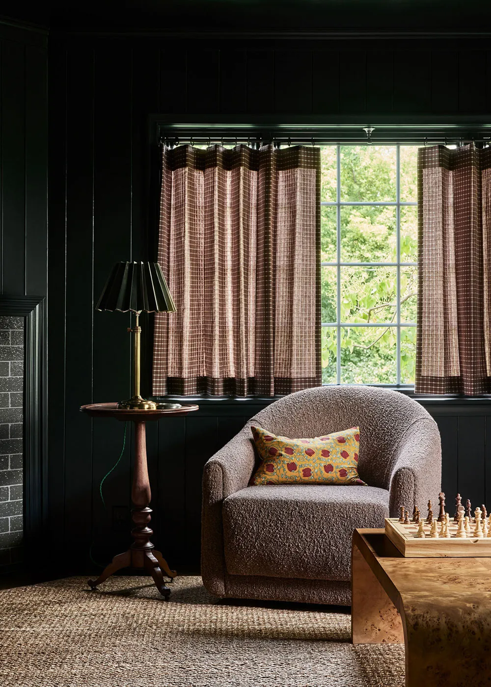 Diseño de interiores de una casa rural en Minnesota inspirada en los acogedoros pubs ingleses - Gallery image 2