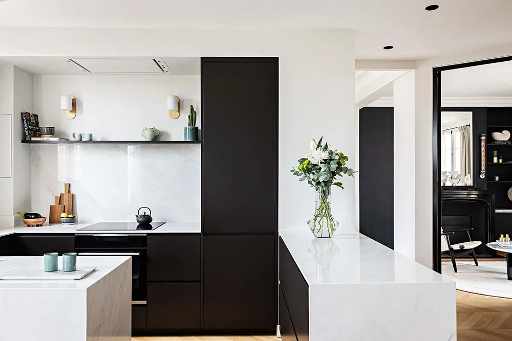 Diseño de interior en blanco y negro de un apartamento de dos plantas en París - Gallery image 5