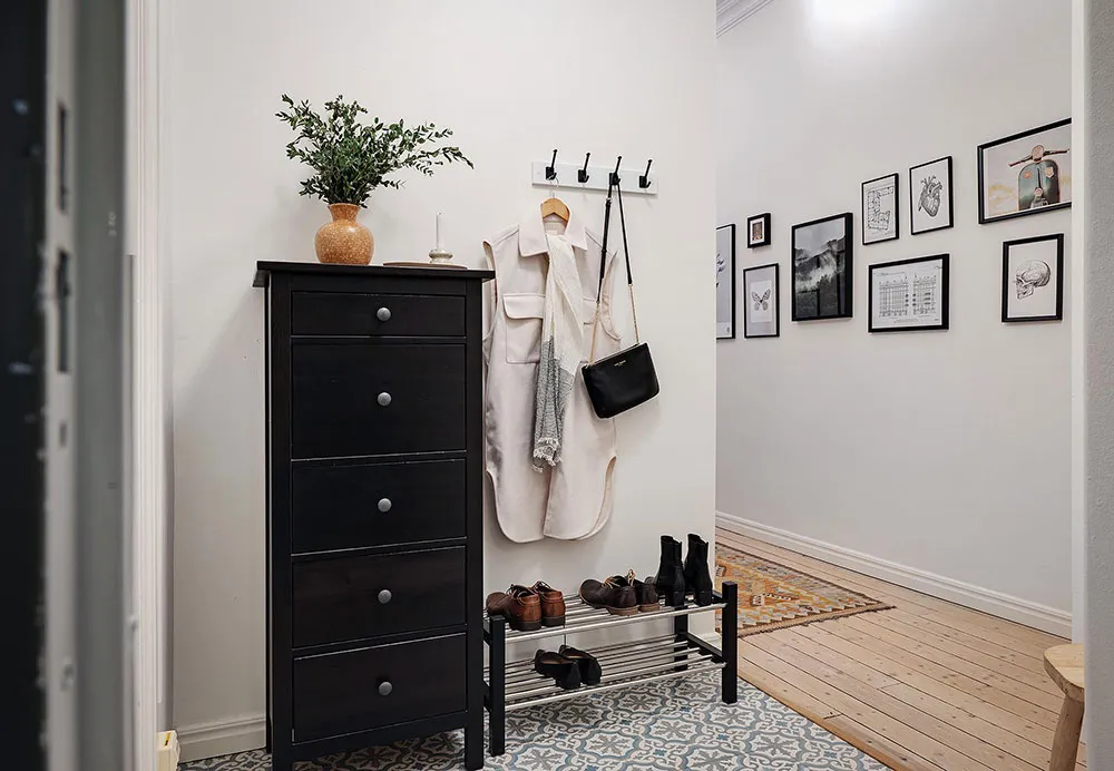 Angenehmes Zusammenspiel von kühlen und warmen Tönen in einer skandinavischen Wohnung (81 qm) - Gallery image 30