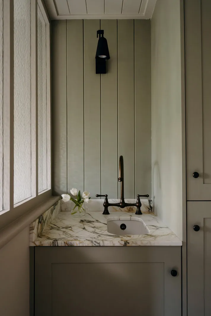 Приємні натуральні інтер'єри хутірка в лісі в Англії - Gallery image 15