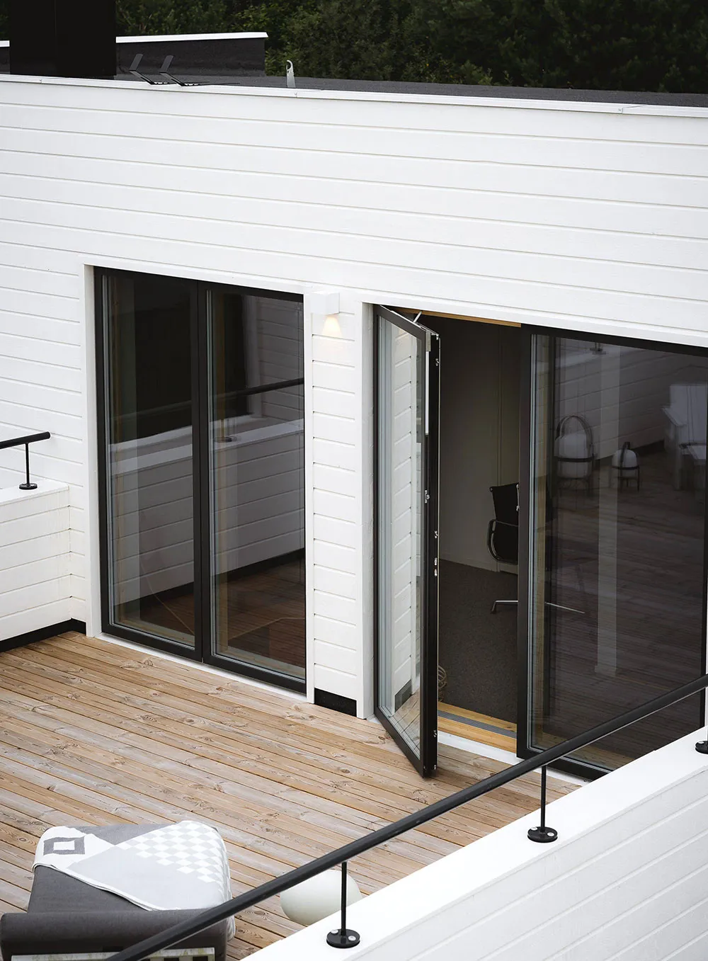 Schwarz-weiße Interieurs mit warmen Akzenten: modernes Haus in Schweden - Gallery image 17