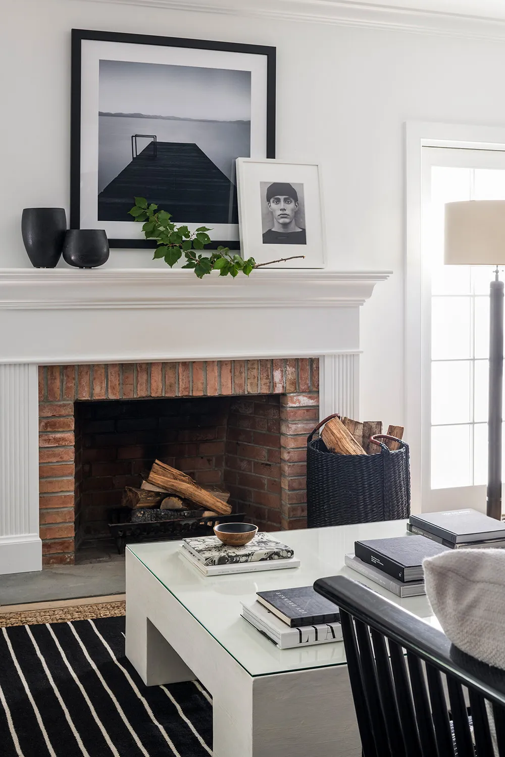 Stylish black and white interiors of a countryside house on Long Island - Gallery image 3