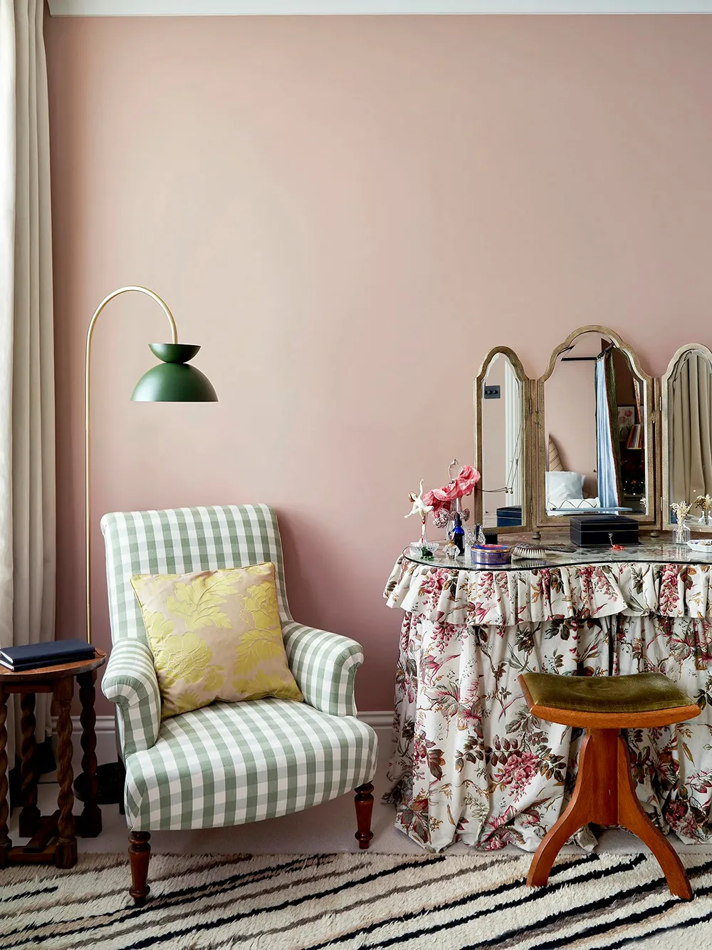 Soft Floral Motifs in Beautiful English-Style Interiors - Gallery image 6