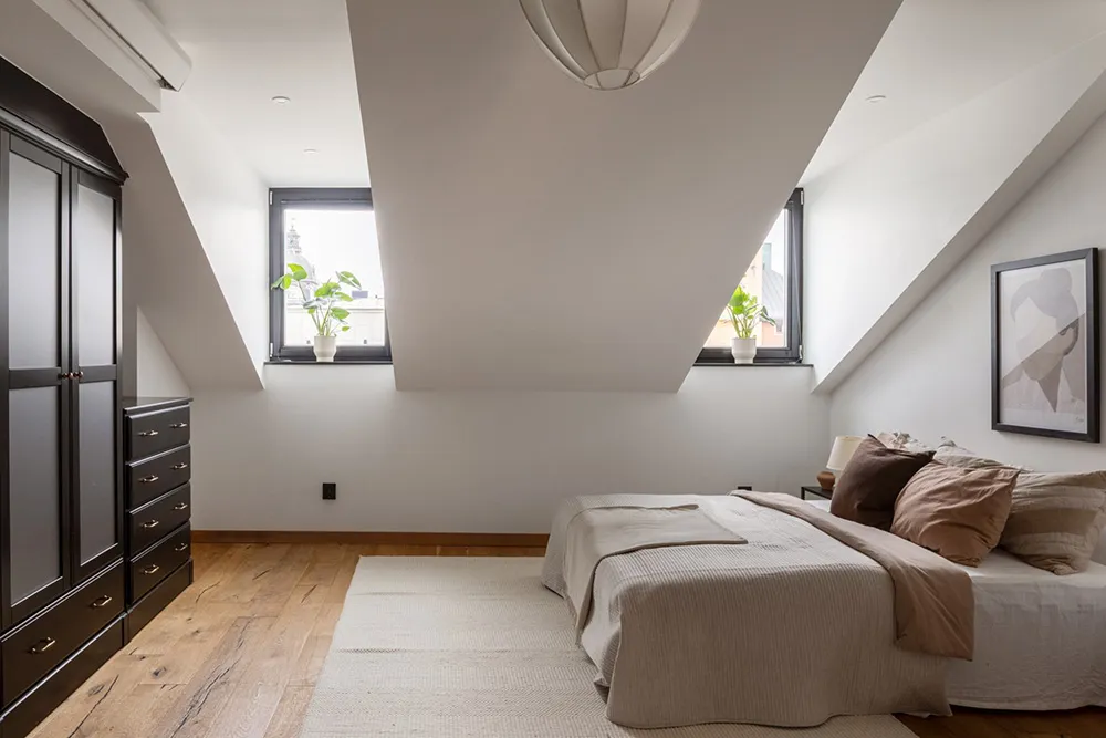 Шведська мансарда зі світлими інтер'єрами та модним декором (74 кв. м) - Gallery image 21
