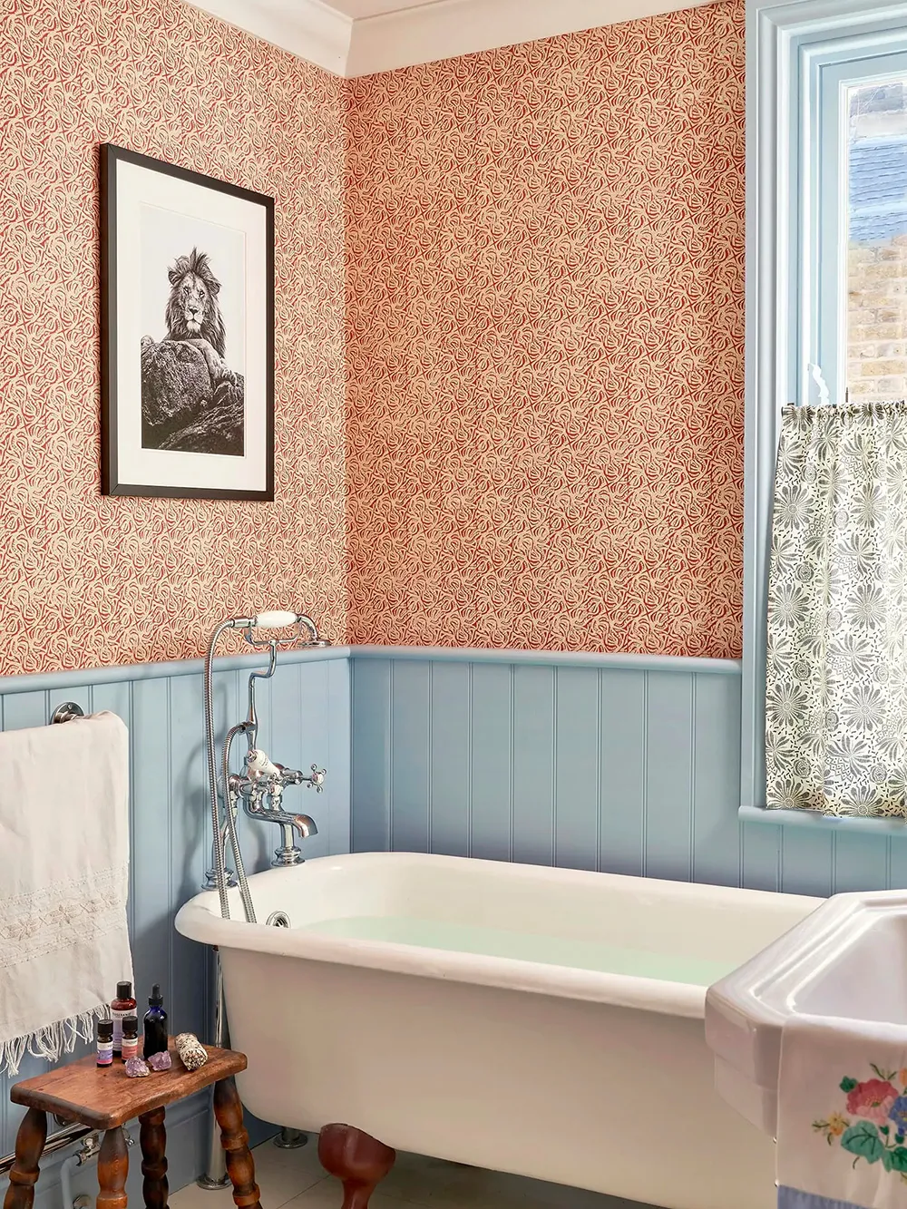 Soft Floral Motifs in Beautiful English-Style Interiors - Gallery image 7