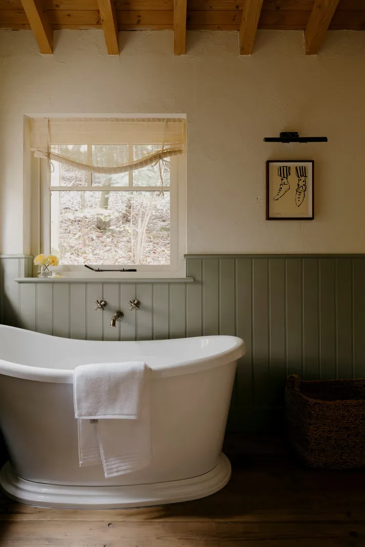 Приємні натуральні інтер'єри хутірка в лісі в Англії - Gallery image 16