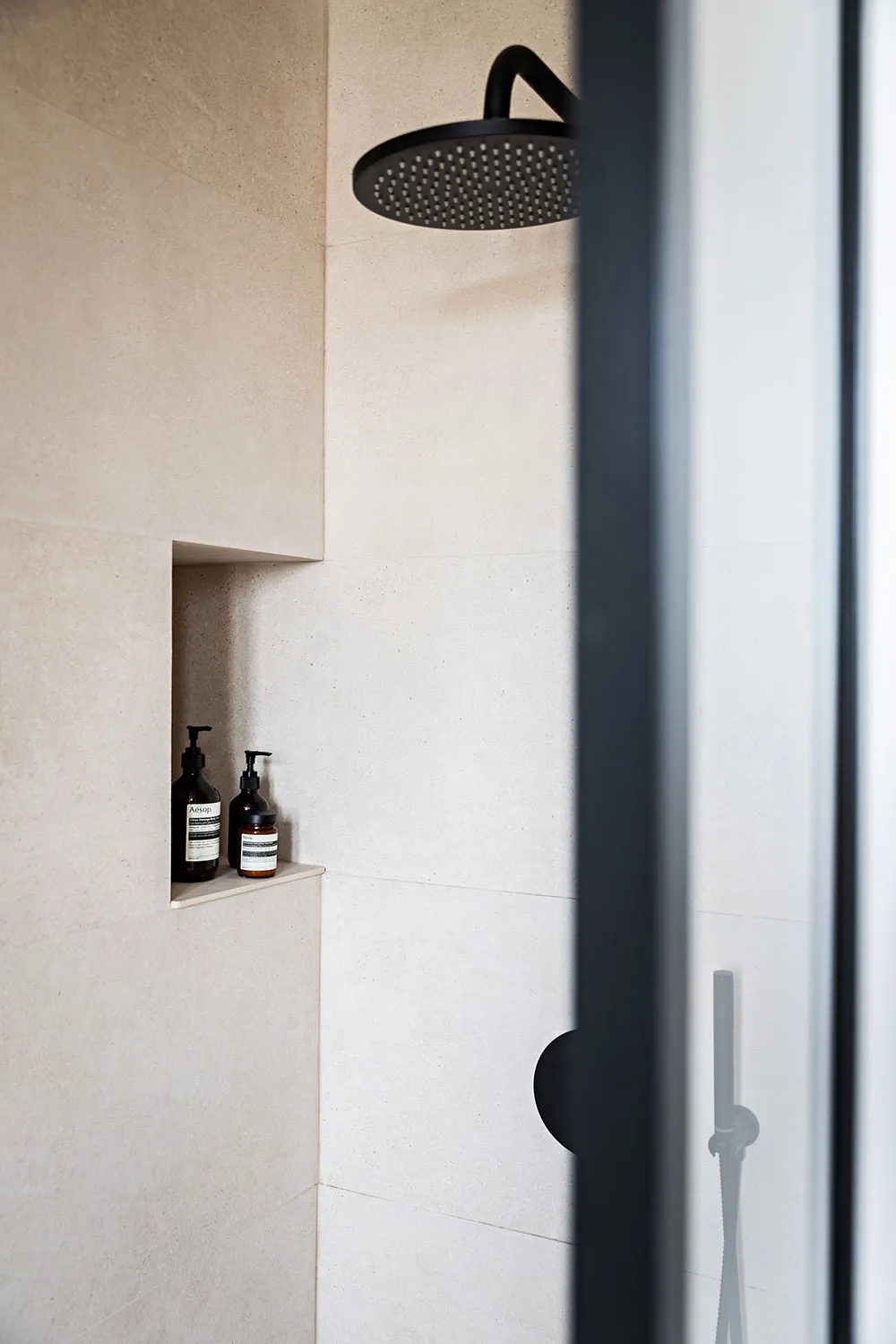 Diseño de interior en blanco y negro de un apartamento de dos plantas en París - Gallery image 19