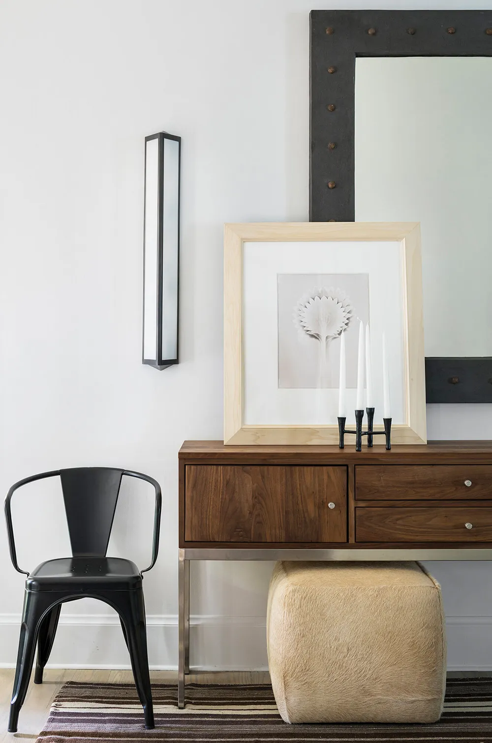 Stylish black and white interiors of a countryside house on Long Island - Gallery image 8