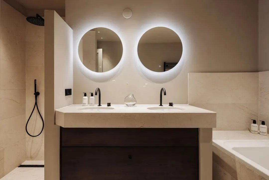 Diseño minimalista cálido en la decoración de un apartamento en una casa junto al canal en Ámsterdam - Gallery image 28