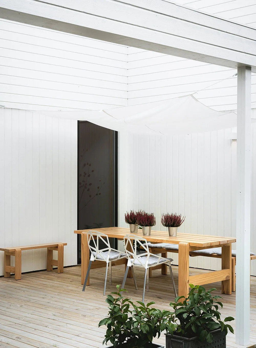 Schwarz-weiße Interieurs mit warmen Akzenten: modernes Haus in Schweden - Gallery image 3