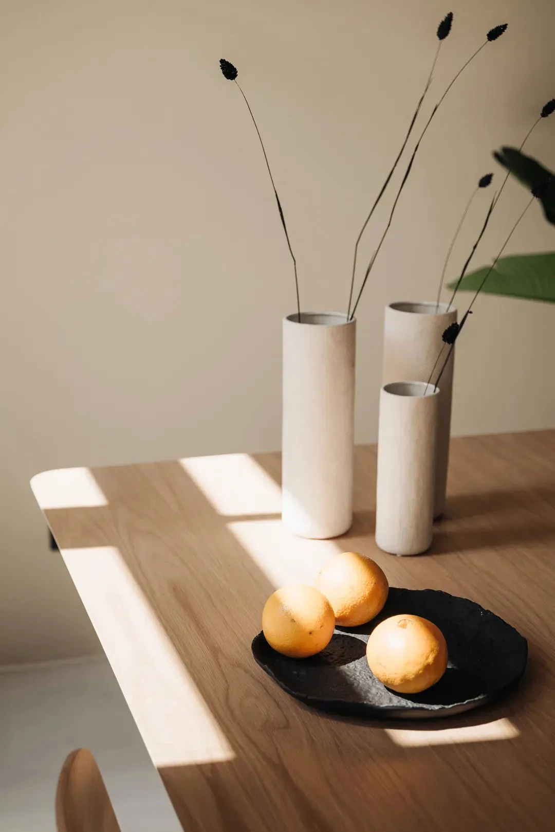 Diseño minimalista cálido en la decoración de un apartamento en una casa junto al canal en Ámsterdam - Gallery image 6