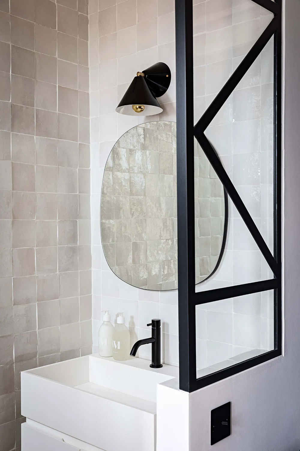 Diseño de interior en blanco y negro de un apartamento de dos plantas en París - Gallery image 20