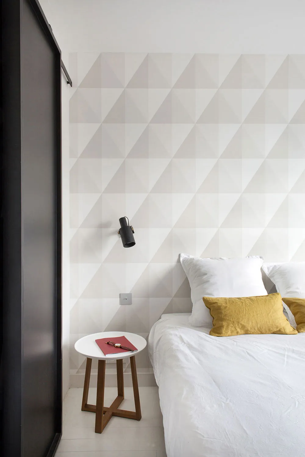 Klassische Fenster und moderner Dekor: Die Wohnung eines Designers in Paris - 13