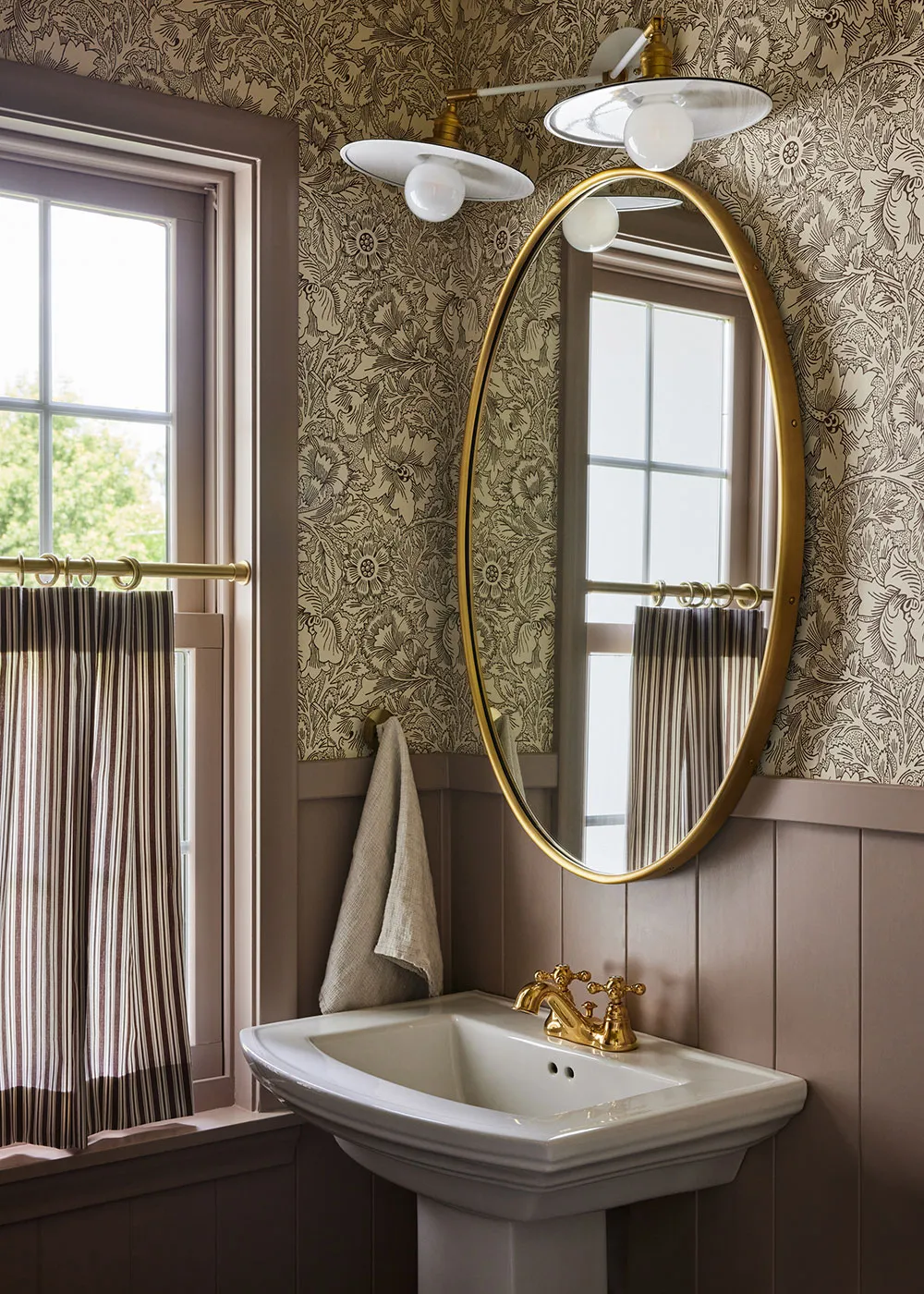 Diseño de interiores de una casa rural en Minnesota inspirada en los acogedoros pubs ingleses - Gallery image 20