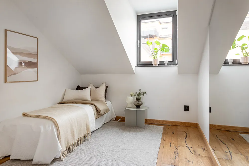 Шведська мансарда зі світлими інтер'єрами та модним декором (74 кв. м) - Gallery image 27