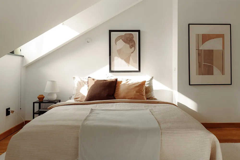 Шведська мансарда зі світлими інтер'єрами та модним декором (74 кв. м) - Gallery image 19