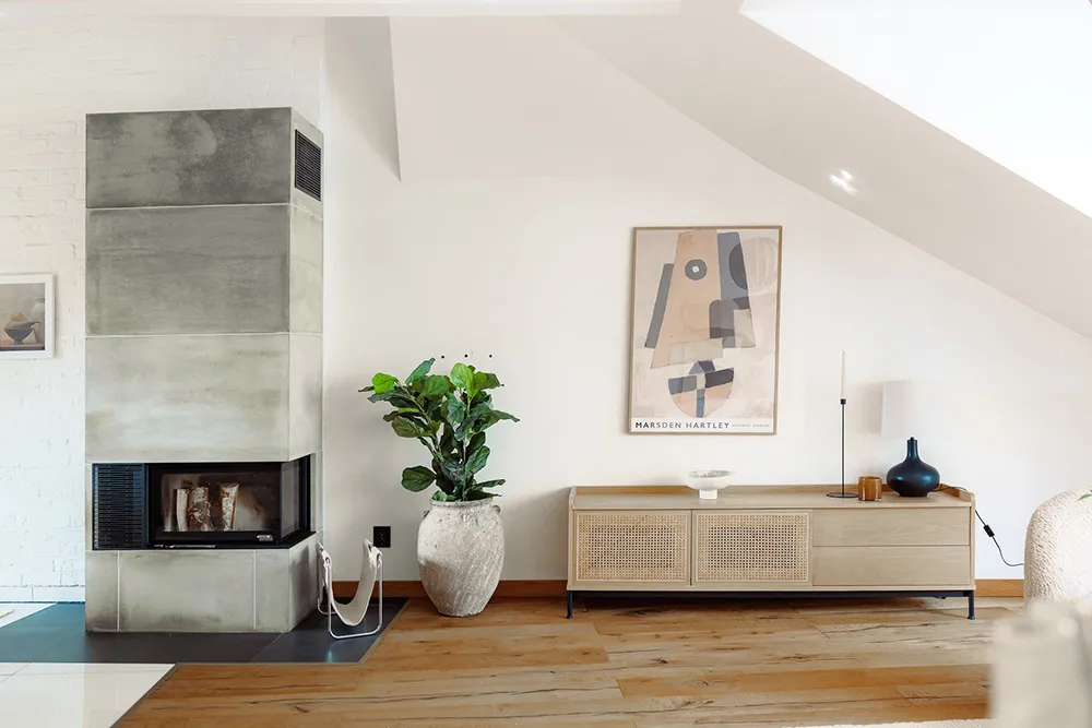 Шведська мансарда зі світлими інтер'єрами та модним декором (74 кв. м) - Gallery image 6