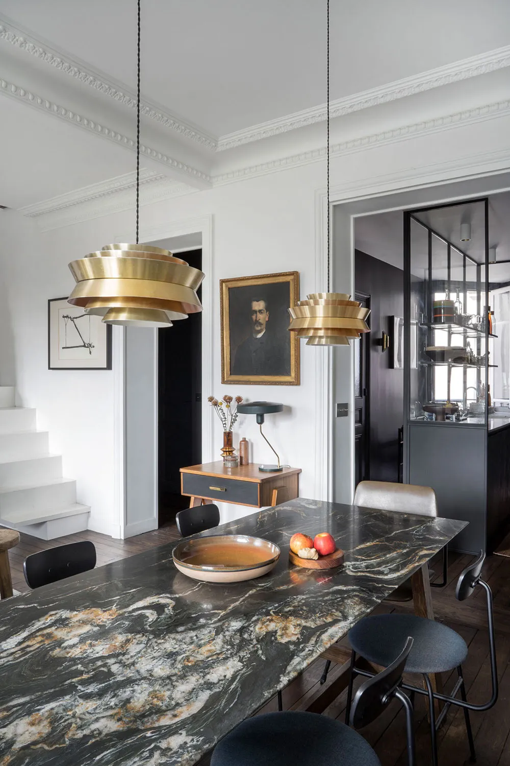 Klassische Fenster und moderner Dekor: Die Wohnung eines Designers in Paris - 4