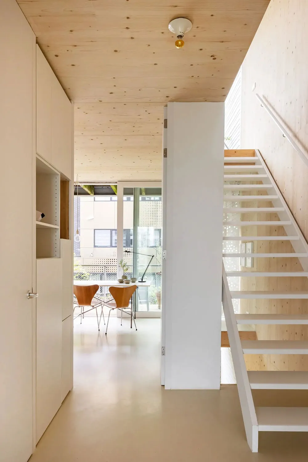 Calor de madera natural en el diseño de un townhouse moderno en Ámsterdam - Gallery image 14