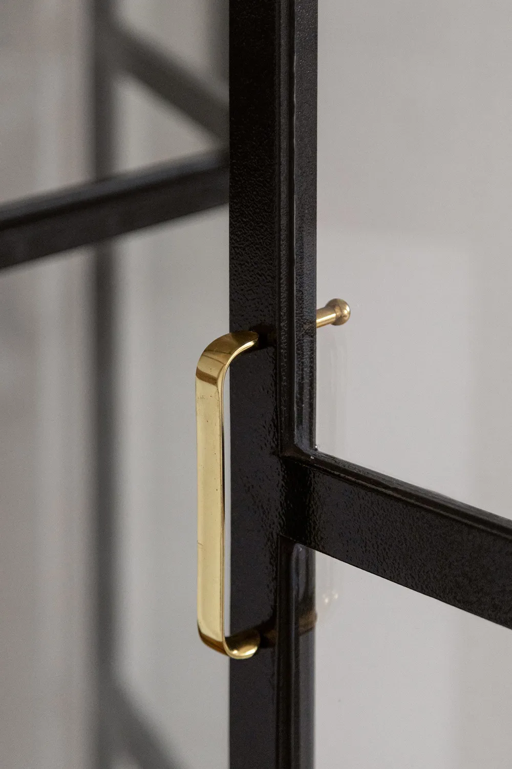 Шведська мансарда зі світлими інтер'єрами та модним декором (74 кв. м) - Gallery image 24