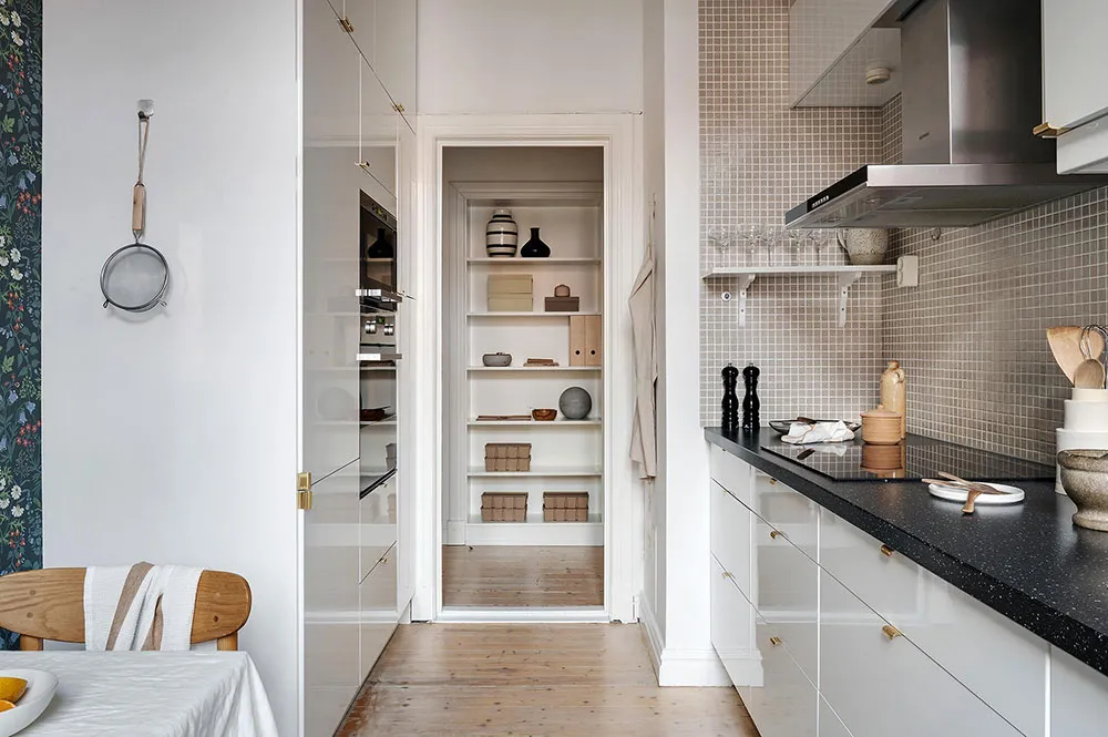 Angenehmes Zusammenspiel von kühlen und warmen Tönen in einer skandinavischen Wohnung (81 qm) - Gallery image 26