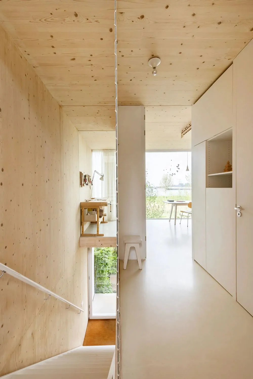 Calor de madera natural en el diseño de un townhouse moderno en Ámsterdam - Gallery image 13