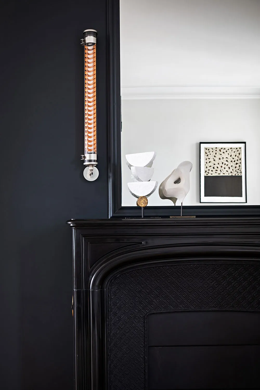 Diseño de interior en blanco y negro de un apartamento de dos plantas en París - Gallery image 4