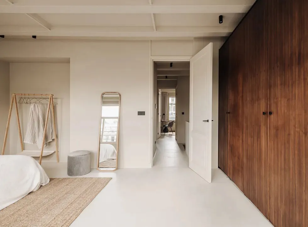 Diseño minimalista cálido en la decoración de un apartamento en una casa junto al canal en Ámsterdam - Gallery image 21