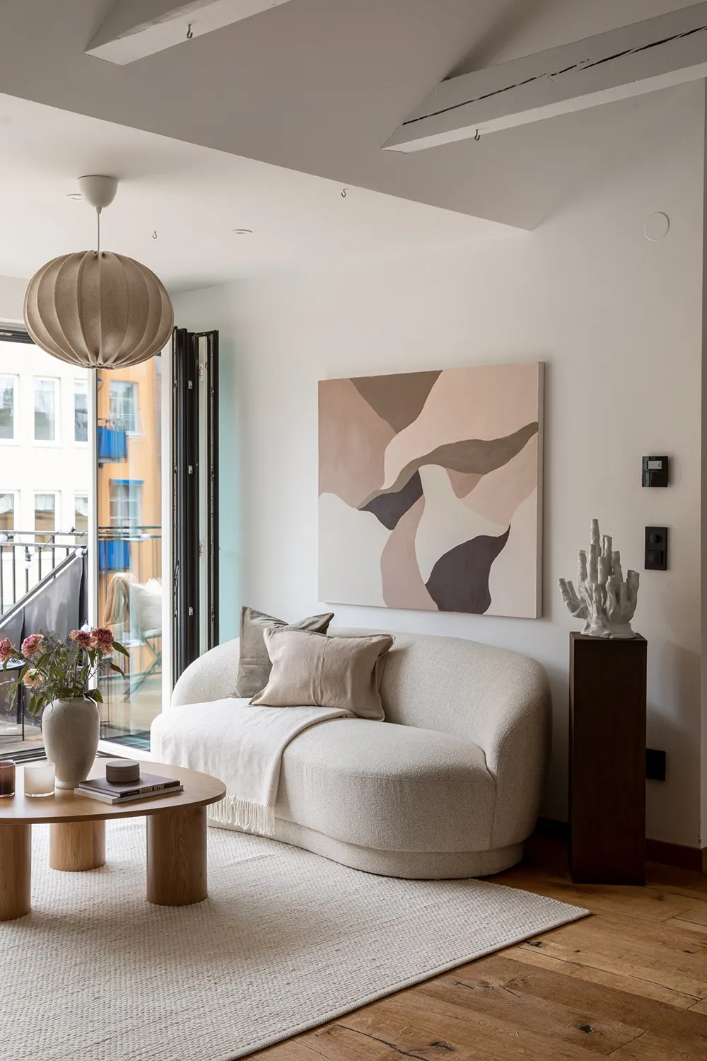 Шведська мансарда зі світлими інтер'єрами та модним декором (74 кв. м) - Gallery image 1