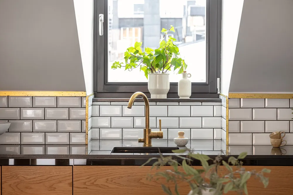 Шведська мансарда зі світлими інтер'єрами та модним декором (74 кв. м) - Gallery image 8