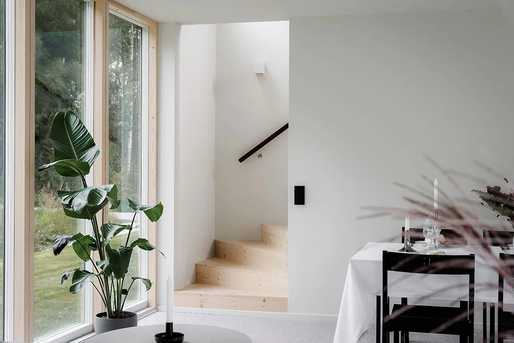 Schwarz-weiße Interieurs mit warmen Akzenten: modernes Haus in Schweden - Gallery image 6