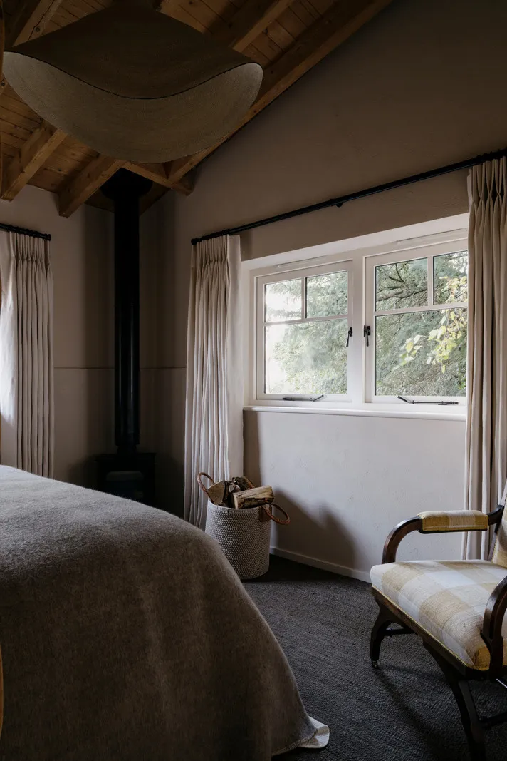 Приємні натуральні інтер'єри хутірка в лісі в Англії - Gallery image 13