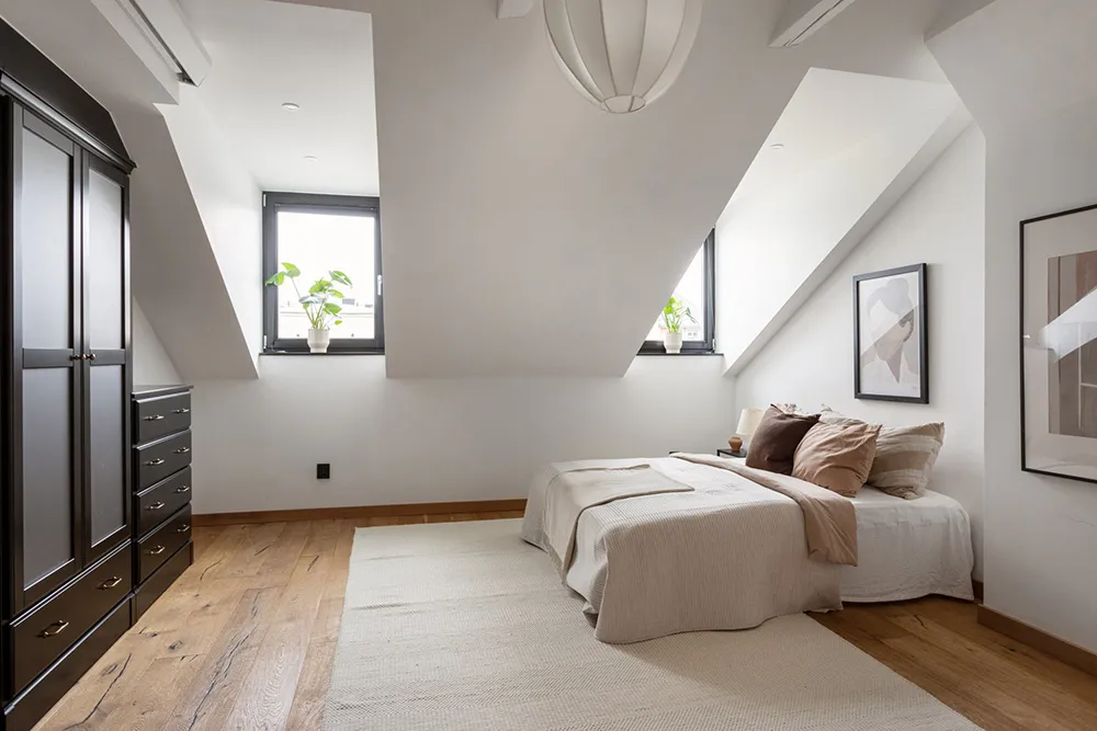 Шведська мансарда зі світлими інтер'єрами та модним декором (74 кв. м) - Gallery image 18