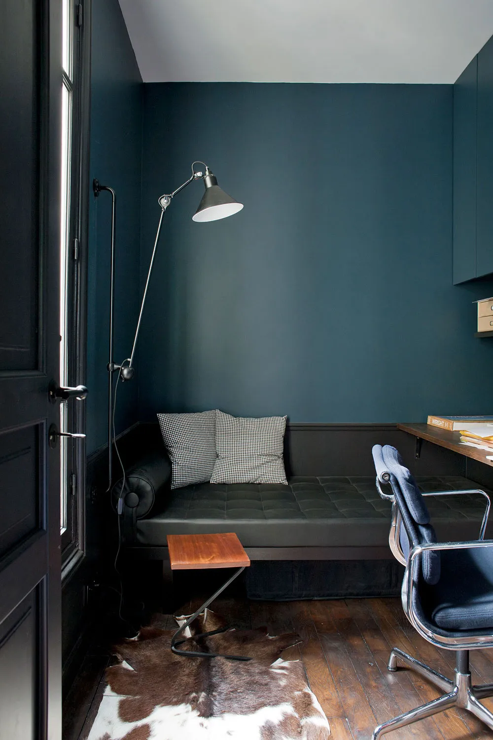 Klassische Fenster und moderner Dekor: Die Wohnung eines Designers in Paris - 9