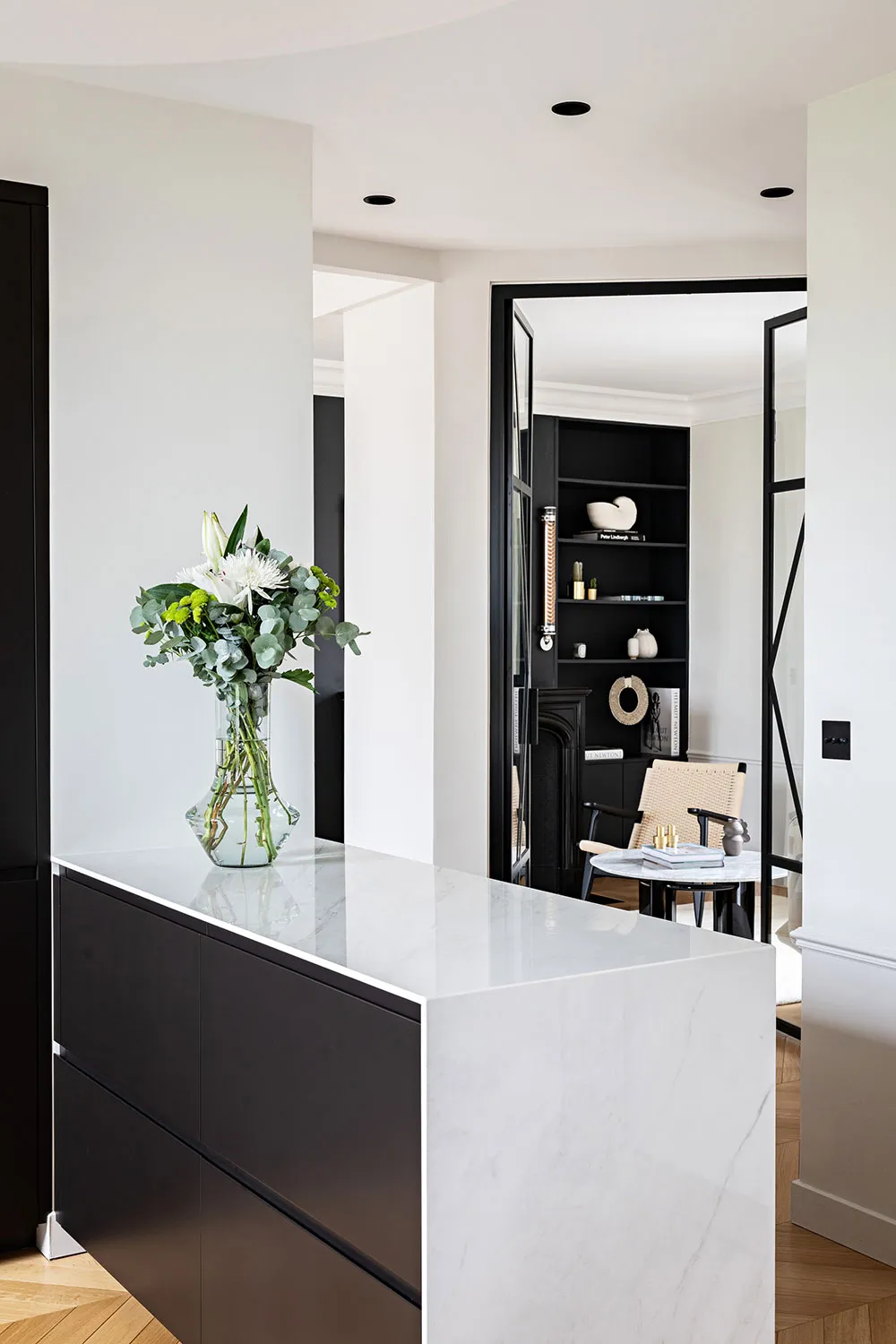 Diseño de interior en blanco y negro de un apartamento de dos plantas en París - Gallery image 21