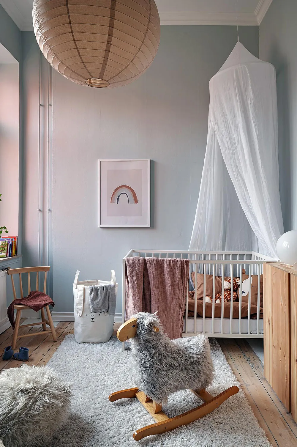 Angenehmes Zusammenspiel von kühlen und warmen Tönen in einer skandinavischen Wohnung (81 qm) - Gallery image 15